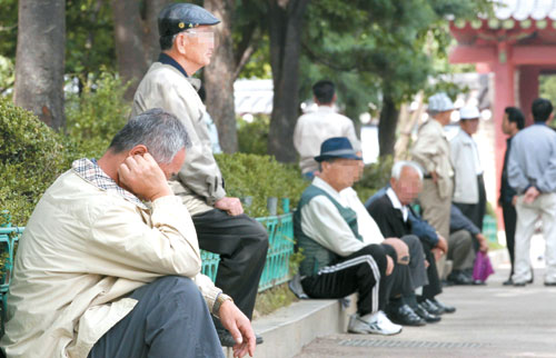 2일 노인의날…공원으로 출근하는 쓸쓸한 노인들 - 매일경제