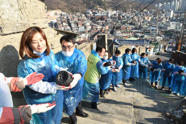포토] 한국영상자료원 후원 사랑의 연탄 나눔 행사 - 매일경제