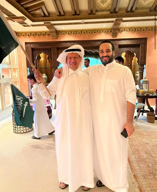 サウジアラビアのムハンマド・ビン・サルマン皇太子とエネルギー大臣のアブドゥルアズィーズ・ビン・サルマン・アル・サウード王子が、自国のサッカーチームがアルゼンチン・ドゥリを破った後、祝って写真を撮っている