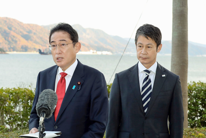 日本の岸田首相が広島で記者団の質問に答える