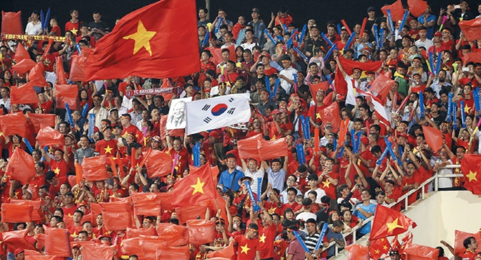 يلوح المتفرجون الفيتناميون بصورة للمدرب بارك هانغ سيو والعلم الوطني في نفس الوقت في المدرجات بملعب ميدينغ في هانوي ، فيتنام ، حيث أقيمت مباراة الإياب من نصف نهائي كأس سوزوكي 2018.  <الاتحاد