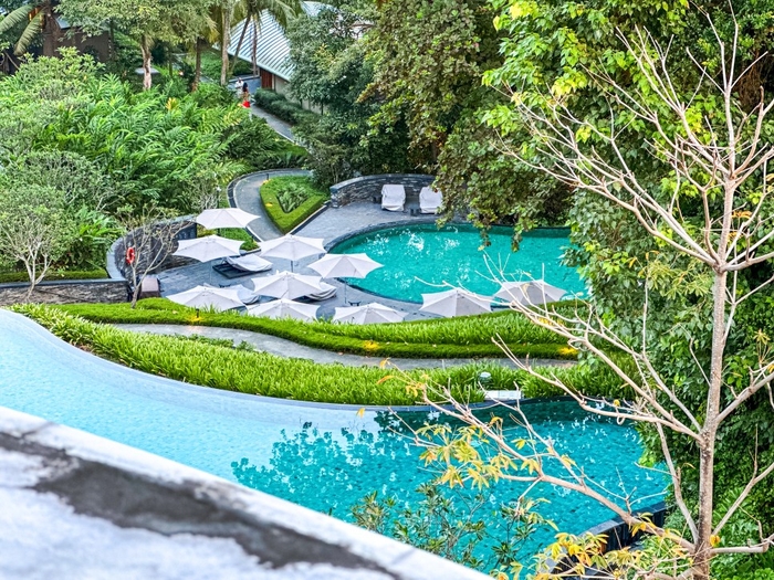 Uma piscina em camadas cercada por exuberantes árvores tropicais / Foto = correspondente da Travel+ Kwon Hyo-jeong