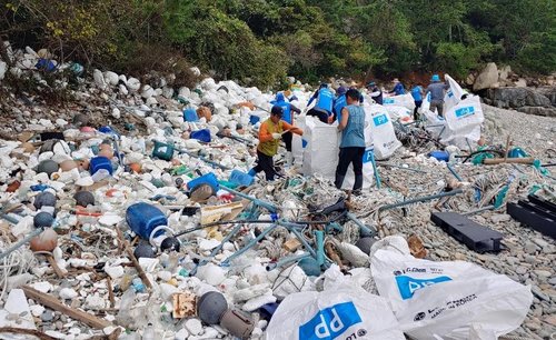 일본 대표 관광지 해변에 쓸려온 쓰레기…온통 한국어·중국어가 - 매일경제