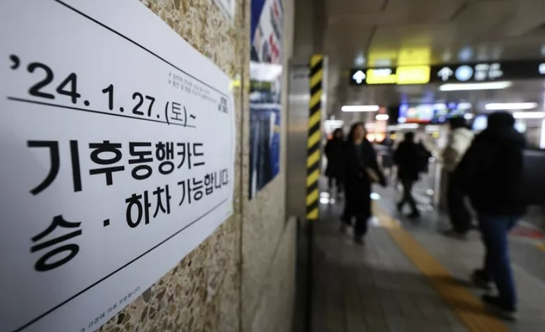 ‘서울 대중교통 무제한’ 기후동행카드 오늘부터 사용…“좋지만, 아직은 헷갈려요” - 매일경제