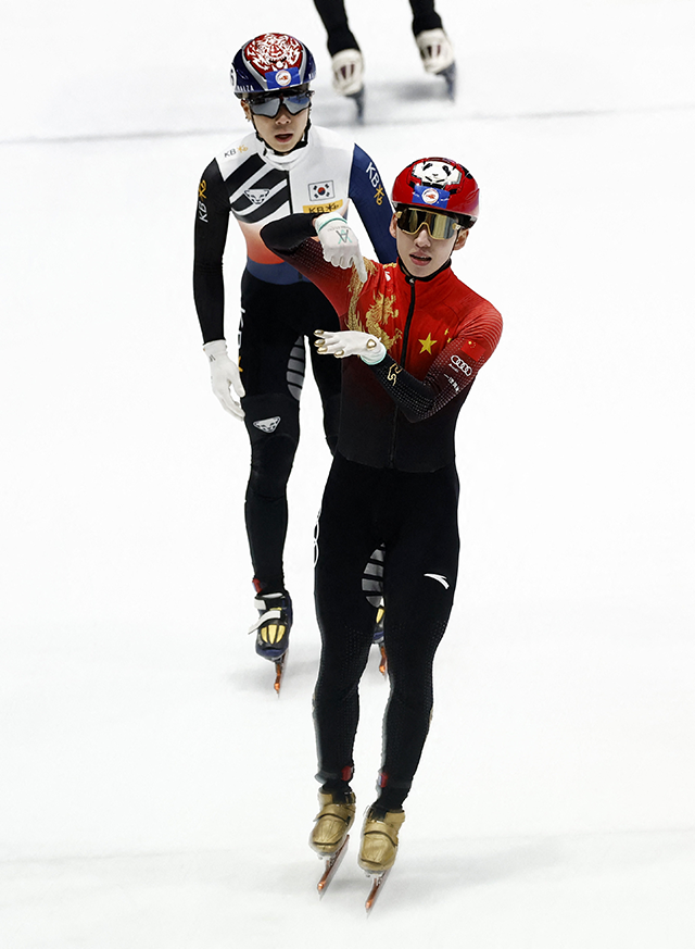 Lim Hyo-joon vince la staffetta maschile ai Campionati mondiali di pattinaggio di velocità su short track 2024