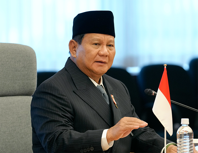 Presiden terpilih Indonesia Prabowo Subianto (73 tahun) bersorak untuk tim nasional sepak bola U-23 yang dipimpin oleh…