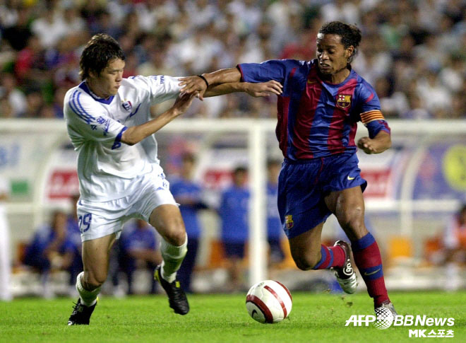 FC Barcelona played a friendly match against Suwon Samsung at Suwon World Cup Stadium on July 29, 2004. 사진=AFPBBNews=News1